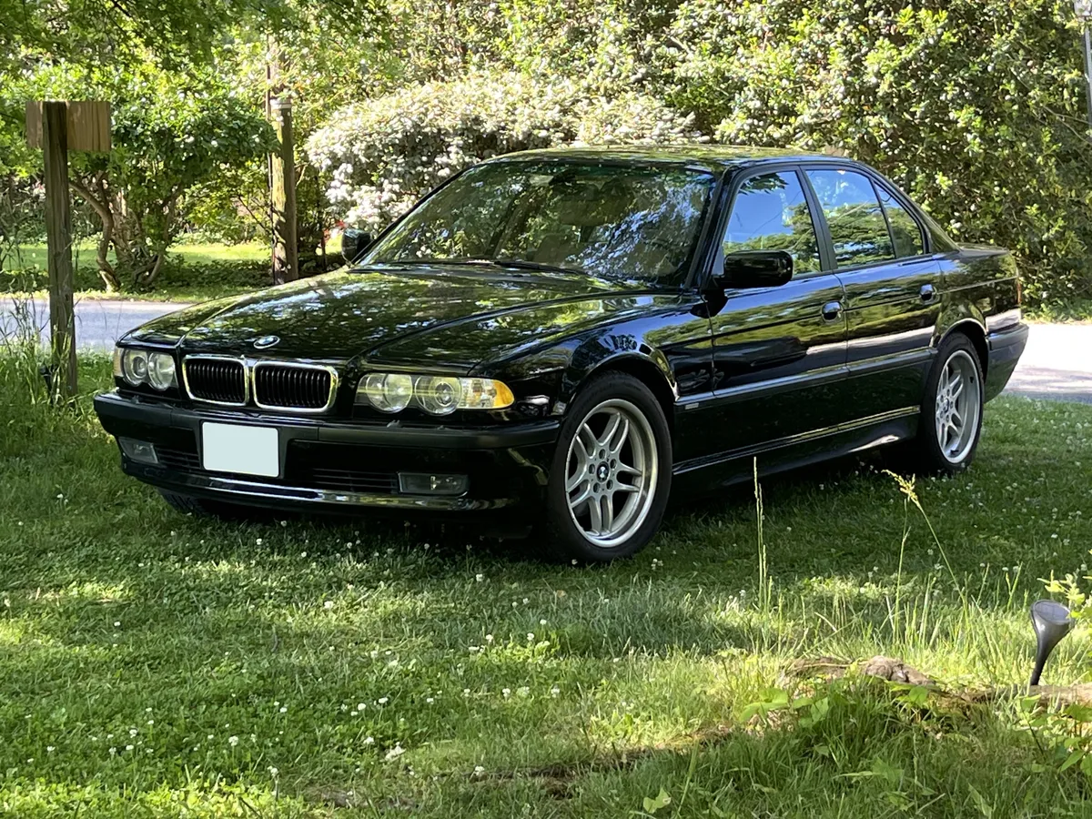 Front 3/4 view — Schwarz 2